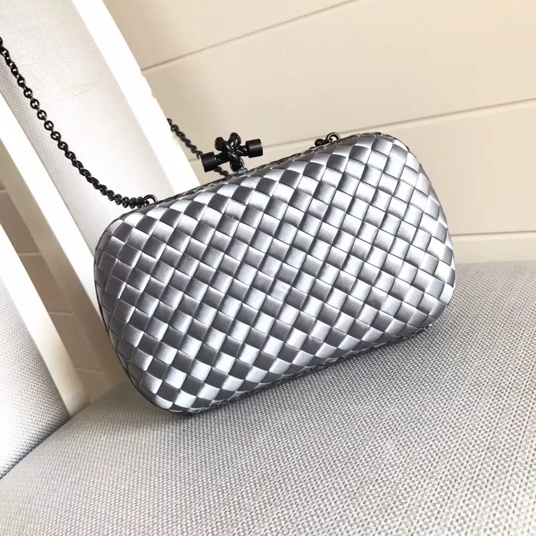 Model 8651 The popular Knot clutch ~ is made of exquisite Japanese silk fabric with freshwater snakeskin piping. It looks elegant when worn cross-body or in the hand. Petite girls can also handle it. It can hold 2 iPhone X phones. Size: 20cm*12cm M56530